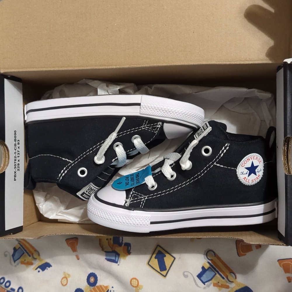 Black Converse- size 7 (toddler).